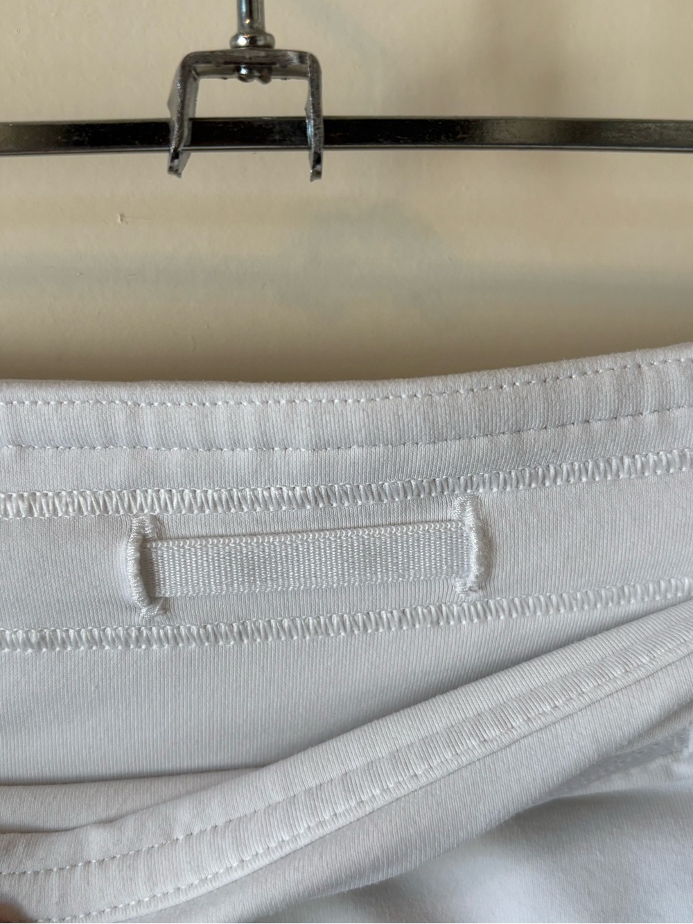 Lululemon sz 10 Women’s White Athletic lightweight Shorts w/ pockets - Picture 5 of 8